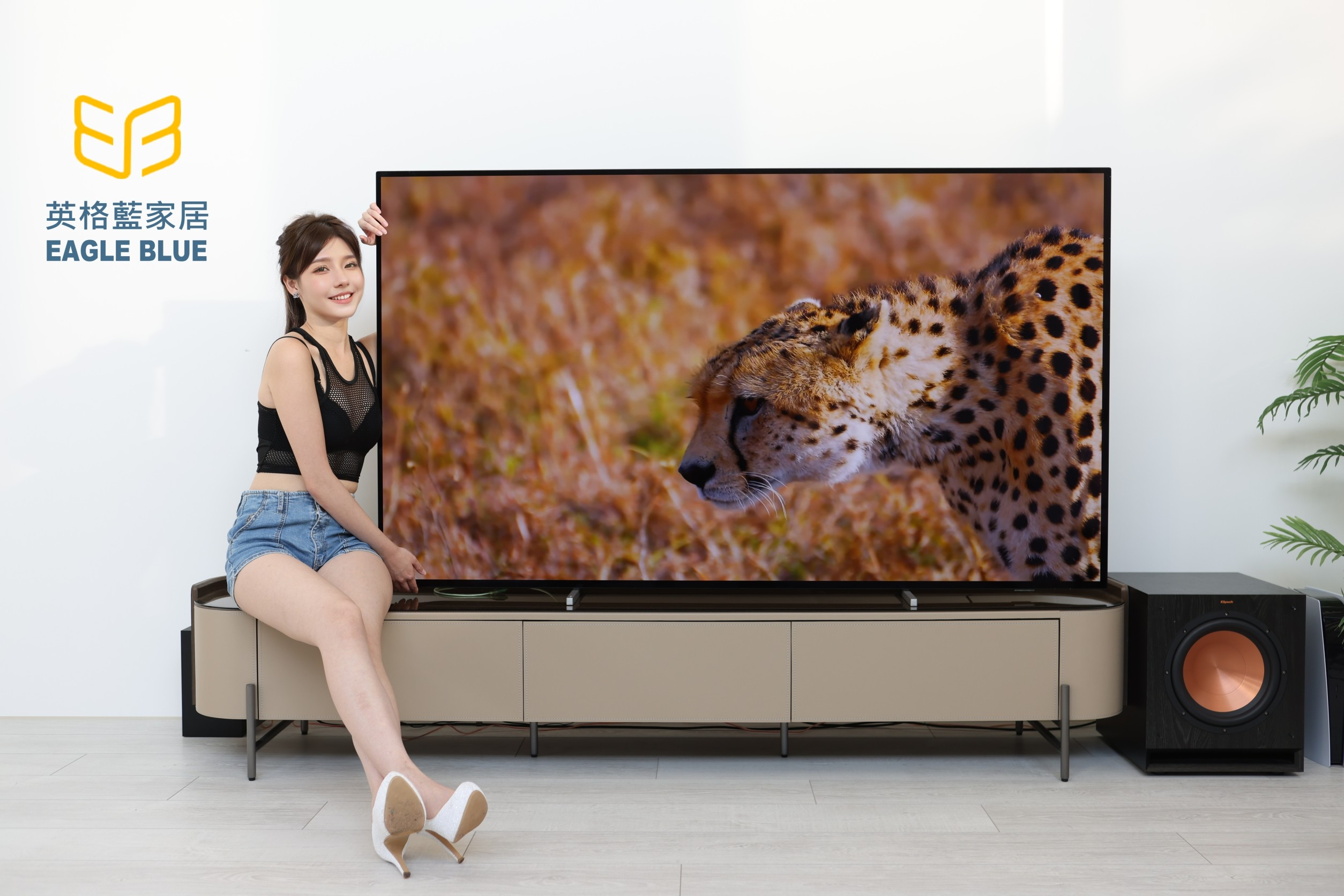 超「ㄒㄧㄚ ㄆㄚ」AMBILIGHT情境光源，輕鬆營造氣氛-飛利浦 OLED806 4K OLED 電視